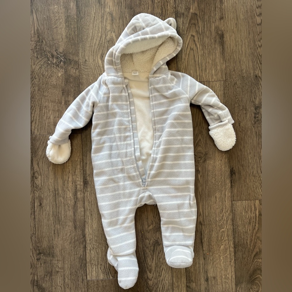 Old Navy Bunting Winter onesie - 6-12 Months